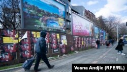 Kosovo je jedina tema serije plakatiranja koja se poslednjih dana događa u Srbiji.