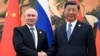 Ruski predsjednik Vladimir Putin rukuje se s kineskim predsjednikom Xi Jinpingom tokom sastanka na forumu Pojas i put u Pekingu, Kina, 18. oktobra 2023. 