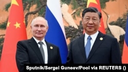 Presidenti rus Vladimir Putin (majtas) dhe presidenti kinez Xi Jinping. (Fotografi nga arkivi)
