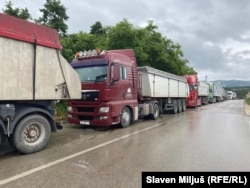 Kamionë të radhitur në Merdare, për të hyrë në Kosovë, më 15 qershor të këtij viti.