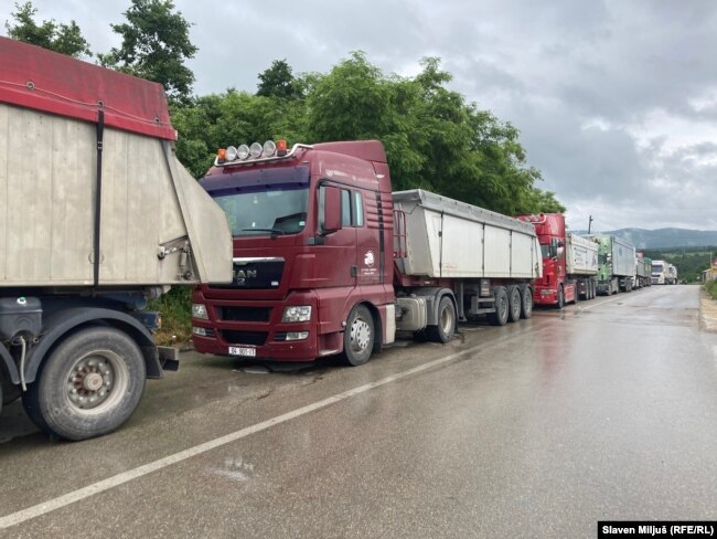 Kamionë të radhitur në Merdare, për të hyrë në Kosovë, më 15 qershor të këtij viti.
