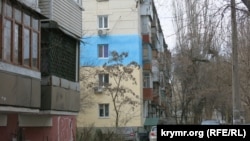  В Феодосии часть многоэтажки выкрасили в цвета флага Украины, 17 марта 2023