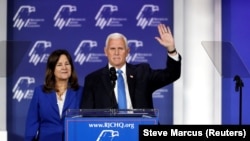 Bivši potpredsednik SAD Majk Pens sa suprugom Karen nakon što je objavio da se povlači iz predsedničke kampanje tokom godišnje konferencije Republikanske jevrejske koalicije u Las Vegasu, 28. oktobar 2023.