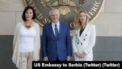 Kristofer Hil, američki ambasador u Beogradu, između dve srpske tužiteljke Bojane Savović (levo) i Jasmine Paunović (desno), smenjene sa slučaja visoke korupcije, prilikom susreta u glavnom gradu Srbije 23. marta 2023. 