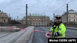 Поліція перекрила місце трагедії в центрі Праги, Чехія, 21 грудня 2023 року