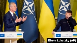 Secretarul general al NATO, Jens Stoltenberg (stânga) a negociat în discuții separate cu șefii de stat ai țărilor membre ca Ucraina să fie degrevată de reformele presupuse de Planul pentru Aderare pentru a se putea alătura alianței măcar după încheierea războiului cu Rusia.
