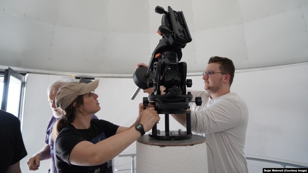 Bujar Mehmeti duke punuar në instalimin e një teleskopi në Observatorin dhe Planetariumin Kombëtar në Kosovë, në qershor të këtij viti.