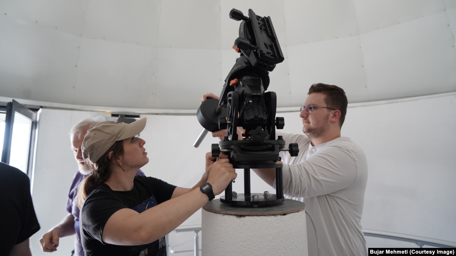 Bujar Mehmeti duke punuar në instalimin e një teleskopi në Observatorin dhe Planetariumin Kombëtar në Kosovë, në qershor të këtij viti.