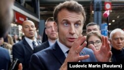 Francuski predsednik Emanuel Makron na sajmu poljoprivrede u Parizu, 25. februara 2023. gde je izjavio da će otputovati u Kinu početkom aprila, dan nakon što je Peking izašao sa planom za obustavljanje rata u Ukrajini. 