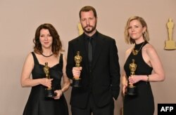 Рейни Аронсон-Рат, Мстислав Чернов и Мишел Мизнер по време на церемонията по връчване на наградите „Оскар“, 10 март 2024 г.