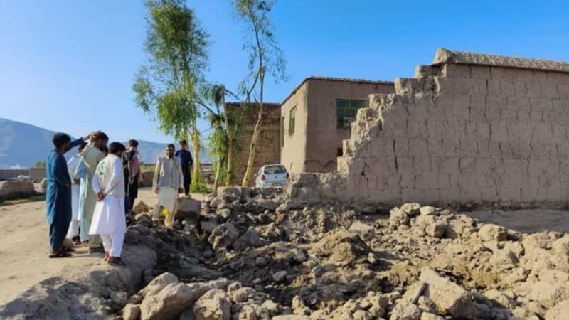 گروهی از جوانان در ولایت ننگرهار به سیلاب زده‌گان امداد جمعآوری می‌کنند، اما طالبان ممانعت کردند