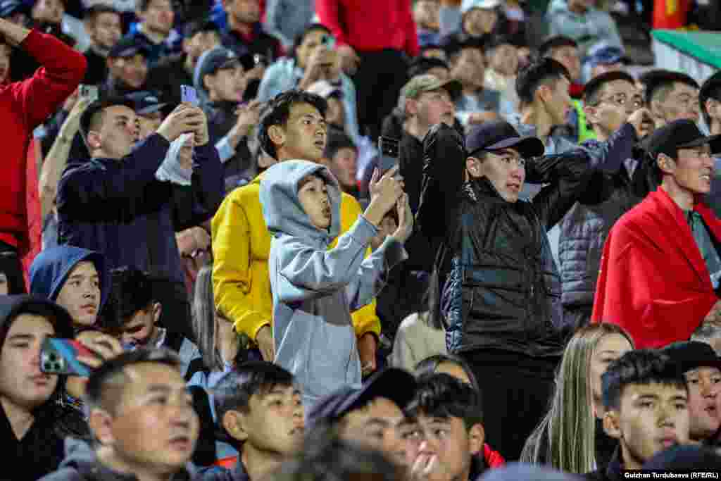 Кыргызстан Кытай Тайпейи курамаларын көрүү үчүн Бишкектеги Дөлөн Өмүрзаков стадионуна 13 миңден ашык көрүүчү келди.&nbsp;