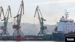 Вид на морской порт Феодосии, архивное фото 