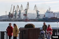 Вид на морской порт Феодосии, архивное фото. Порт, который является важным инфраструктурным объектом, работающим на российскую армию, подвергается атакам Сил обороны Украины