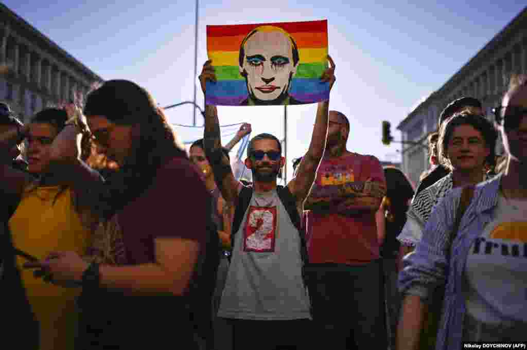 Një protestues në Sofje mban një portret të presidentit rus, Vladimir Putin, në një flamur me ngjyrat e ylberit gjatë një demonstrate kundër një ligji të ri të diskutueshëm që ndalon &quot;propagandën&quot; LGBT në shkollat ​​në Bullgari.