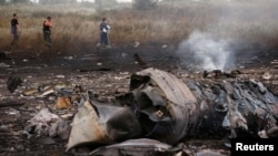 La locul prăbușirii avionului malaiezian în regiunea Donețk a Ucrainei, pe 17 iulie 2014 
