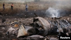 Malaysian Airlines әуе компаниясының Boeing 777 жолаушы ұшағы 2014 жылғы 17 шілдеде Украинаның шығысындағы Ресей қолдайтын сепаратистер бақылауындағы аумаққа құлаған. Ұшақта болған 298 адам түгел қаза тапты.