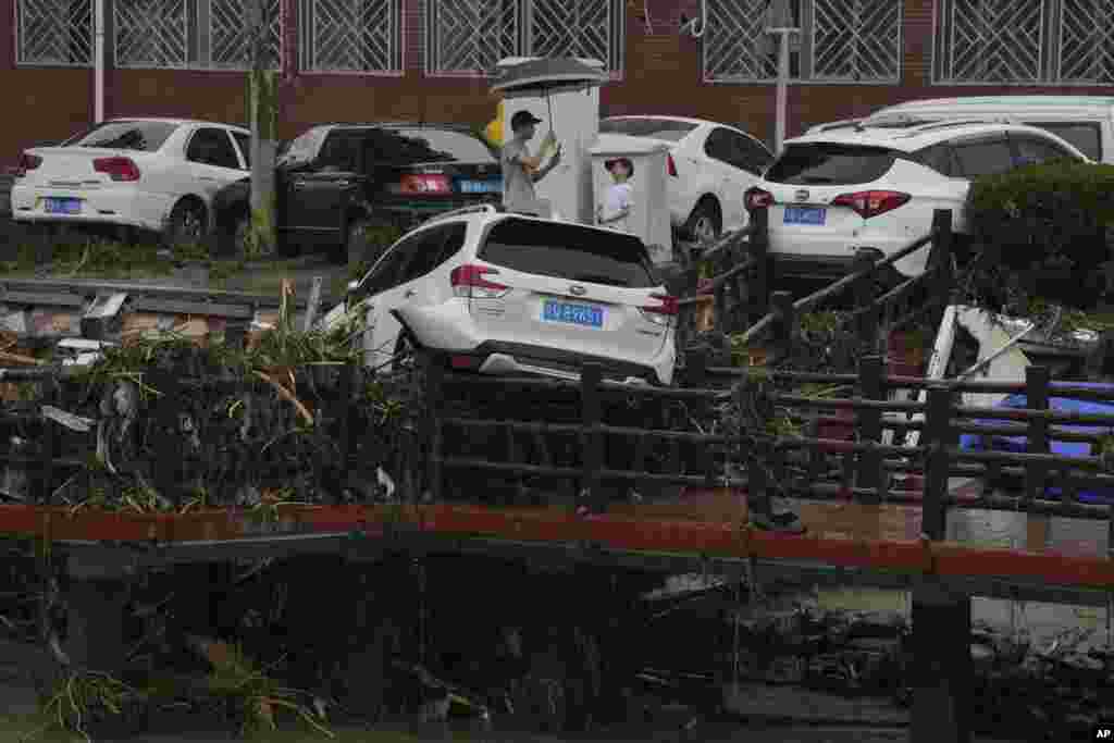 Državna kineska televizija CCTV izvijestila je 1. avgusta da je &quot;u obilnim kišama poginulo najmanje 11 ljudi, a 27 se vode kao nestali&quot;. na fotografiji: Miaofengšan, predgrađe Pekinga, 1. avgust