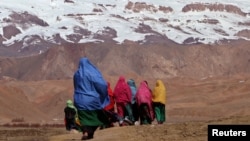 Disa gra të mbuluara në një fshat në veriperëndim të Kabulit.