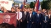 Ministar vanjske trgovine i ekonomskih odnosa BiH Staša Košarac (treći desno) i premijer RS Radovan Višković (drugi desno) na protestu u Istočnom Sarajevu.&nbsp;