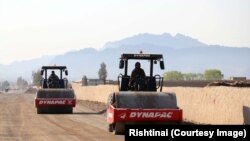 د افغانستان په جنوب کې د هېواد د شمال او جنوب د يو نښلوونکي سړک د جوړولو له بهیره یو انځور