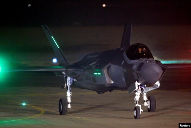 Изтребител F-35 на Израел, заснет в авиобазата в Неватим