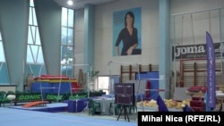 Fotografia Nadiei Comăneci este pe peretele sălii de gimnastică de la CSM Onești. Mai 2024.