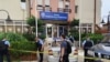 Rendőrök állják körbe a Szerb Posta Takarékbank egyik bezárt fiókját Észak-Koszovóban 2024. május 21-én