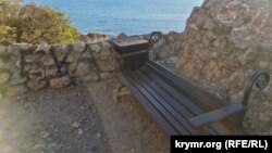 Сломанная скамья на «Большой Крымской тропе» на мысе Алчак – Крым, май 2024 года
