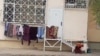 Жители многоэтажек обычно сушат белье на балконах или под окнами своих квартир. Туркменистан (Фото из архива)