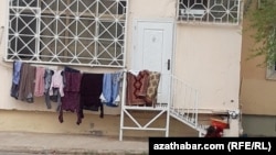 Жители многоэтажек обычно сушат белье на балконах или под окнами своих квартир. Туркменистан (Фото из архива)