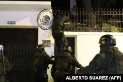 Forcat Speciale të Policisë së Ekuadorit duke u futur dhunshëm në Ambasadën e Meksikës në Quito, për ta arrestuar ish-zëvendëspresidentin e Ekuadorit, Jorge Glas, më 5 prill 2024.