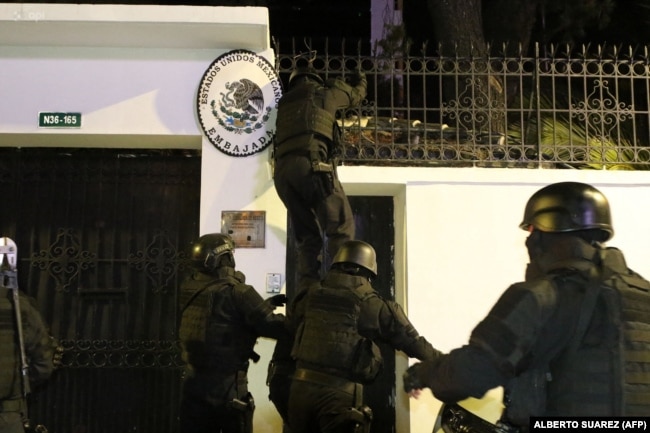 Forcat Speciale të Policisë së Ekuadorit duke u futur dhunshëm në Ambasadën e Meksikës në Quito, për ta arrestuar ish-zëvendëspresidentin e Ekuadorit, Jorge Glas, më 5 prill 2024.