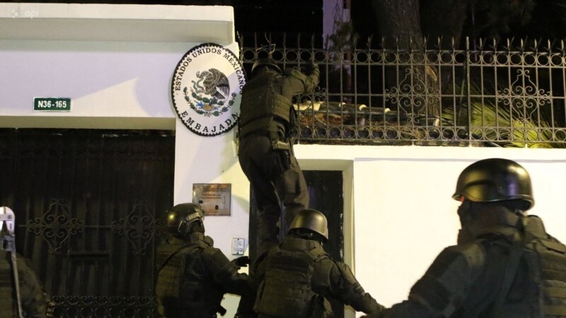Мексико ги прекинува врските со Еквадор по упадот на полицијата во амбасадата