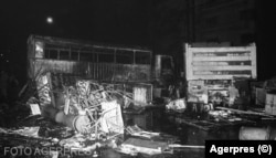 Pentru baricada de la Intercontinental (Piața Universității) din București, din noaptea de 21 spre 22 decembrie 1989, au fost folosite vehicule, semne de circulație, mese și scaune scaune de la terasele din zonă.