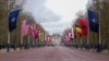 Zastave NATO-a i država članica ispred Buckinghamske palače, uoči 75. godišnjice potpisivanja Sjevernoatlantskog ugovora, u Londonu, 3. april 2024. 