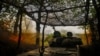 Самоходная гаубица ведет огонь в направлении российских позиций на окраине Купянска, 21 апреля 2024 года 