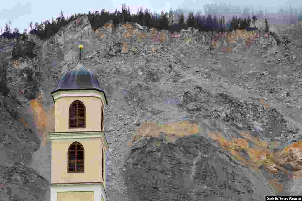 Një kishë para zonës së shembjes së malit, në fshatin zviceran Brienz, më 11 maj 2023.