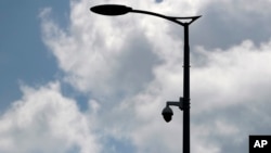 U pojedinim gradovima, oprema za nadzor saobraćaja koristila se i ranije. Fotografija ulične kamere iz 2019. godine iz jednog od gradova u Srbiji.
