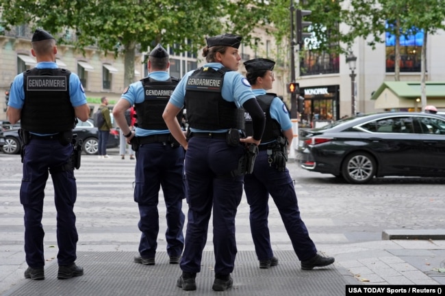 Zyrtarë policorë në paris më 16 korrik 2024.