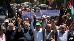 Политическият ръководител на Хамас Исмаил Хания (третият отляво надясно) и лидерът на групировката в Ивицата Газа Яхия Синуар (вдясно от него с шапката) заедно с представители на други палестински фракции на протест в град Газа, 26 юни 2019 г.