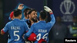 افغان لوبغاړي د اکتوبر پر ۱۵مه د انګلینډ د عادل رشید تر سوځولو وروسته خوشالي کوي.