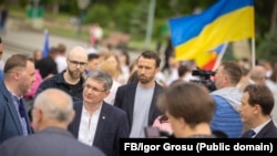 Spicherul Igor Grosu (centru) flancat de reporterii Europei Libere, Iurie Rotari (stânga) și Alexandru Brordian (dreapta). Președintele Parlamentului a vorbit Europei Libere pe 17 mai, în marginea manifestărilor de la Chișinău de Ziua cămășii ucrainene Vîșivanka.