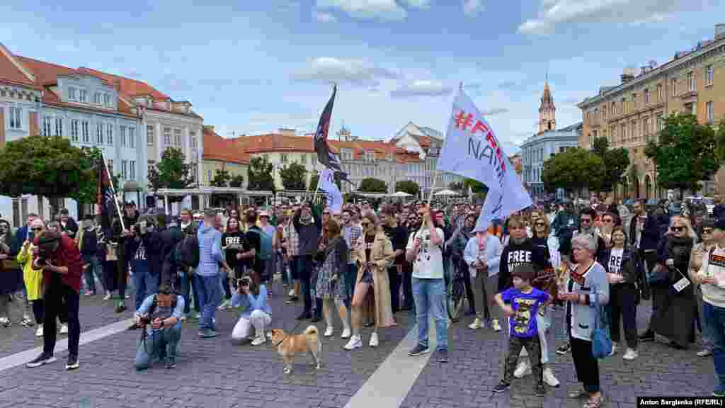 Приврзаниците на Навални се собраа во Вилнус, Литванија. Навални отслужува деветгодишна затворска казна за измама, непочитување на судот и кршење на условите за условно ослободување, обвиненија за кои вели дека биле политички мотивирани и дизајнирани да го замолчат.