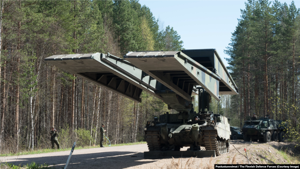 Podul blindat pe structură Leopard 2L Acest vehicul de geniu de fabricație germană este capabil să extindă un pod peste căi navigabile cu o lățime de până la 25 de metri. Echipamentul de vedere pe timp de noapte permite echipajului său format din două persoane să instaleze o traversare în câteva minute, chiar și în întuneric total.