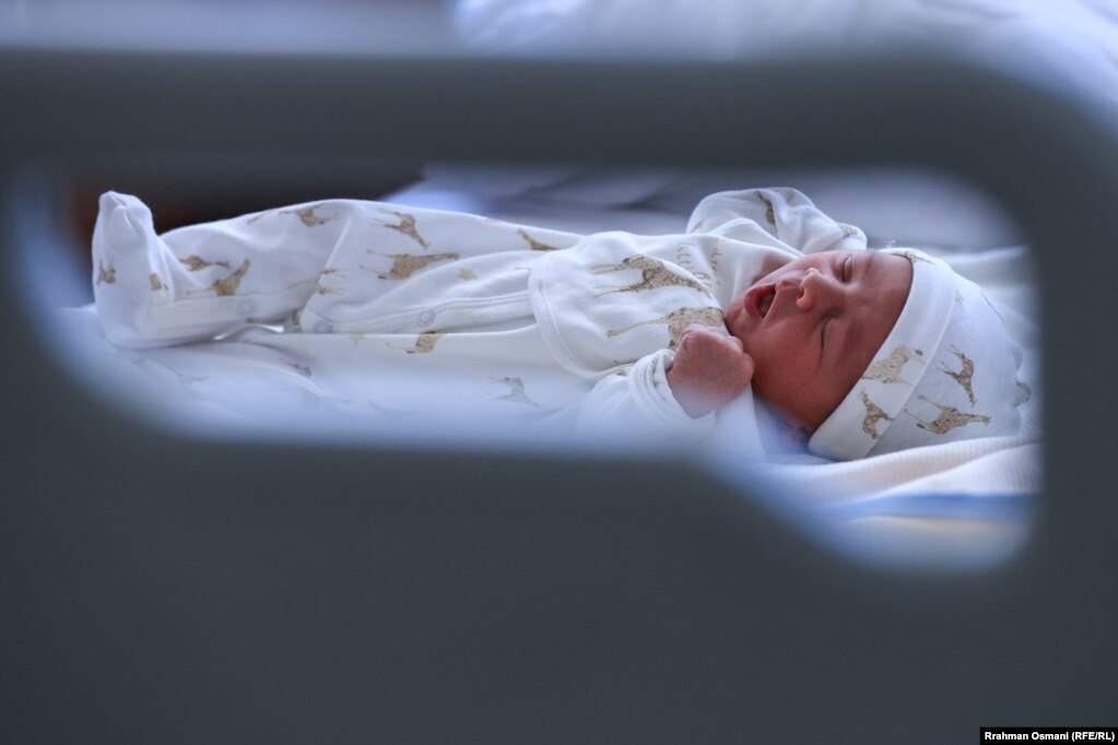 Një foshnjë në një dhomë të Klinikës së Gjinekologjisë në QKUK, 4 korrik 2023.