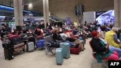 Pasagerii așteaptă îmbarcarea în avioane pe Aeroportul Ben Gurion de lângă Tel Aviv, Israel, 7 octombrie 2023.