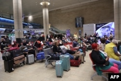 Пасажири в аеропорту Бен-Гуріон поблизу Тель-Авіва, Ізраїль, 7 жовтня 2023 року