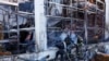 Вогнеборці працюють на місці торгового центру, постраждалого від російського авіаудару. Харків, 25 травня 2024 року