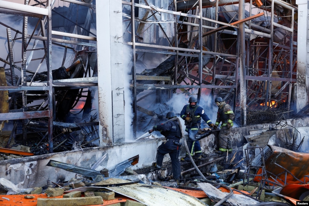 Рятувальники працюють на місці влучання